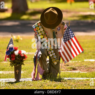 Prato Est Palms cimitero, Tucson, Arizona, Stati Uniti. Il 25 maggio 2013. Boy Scout, Ray Langlais, 13, di Catalina la truppa del consiglio 141 luoghi bandiere il 25 maggio 2013 presso le tombe dei defunti militari statunitensi reduci in preparazione per il lunedì è giorno memoriale servizi a Prato Est Palms cimitero, Tucson, Arizona, Stati Uniti. Langlais dice che egli aiuta a collocare le bandiere per "aiutare il mio paese". Suo padre Ray Langlais Suor aggiunto che mettendo le bandiere presso le tombe 'rementi di persone di che cosa il Memorial Day è supposto per essere . Si tratta di un ricordo di persone che hanno servito il nostro paese.' Credit: Norma Jean Gargasz/Alamy Live News Foto Stock