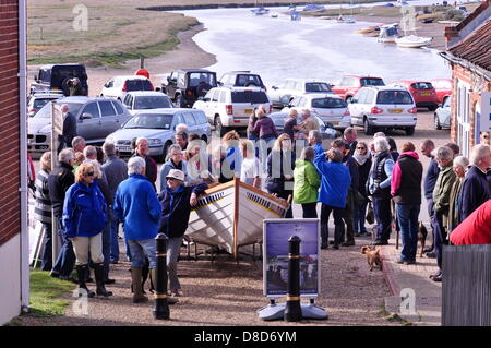 Norfolk, Regno Unito. Il 25 maggio 2013. Il primo St Ayles skiff per essere completato in Inghilterra a sud di Berwich è lanciato da Blakeney Coastal Rowing Association, North Norfolk. Credito: John Worrall /Alamy Live News Foto Stock