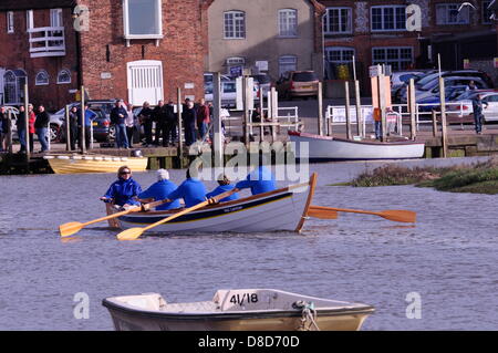 Norfolk, Regno Unito. Il 25 maggio 2013. Il primo St Ayles skiff per essere completato in Inghilterra a sud di Berwich è lanciato da Blakeney Coastal Rowing Association, North Norfolk. Credito: John Worrall /Alamy Live News Foto Stock