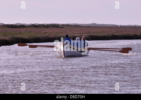 Norfolk, Regno Unito. Il 25 maggio 2013. Il primo St Ayles skiff per essere completato in Inghilterra a sud di Berwich è lanciato da Blakeney Coastal Rowing Association, North Norfolk. Credito: John Worrall /Alamy Live News Foto Stock