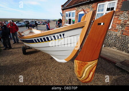 Norfolk, Regno Unito. Il 25 maggio 2013. Il primo St Ayles skiff per essere completato in Inghilterra a sud di Berwich è lanciato da Blakeney Coastal Rowing Association, North Norfolk. Credito: John Worrall /Alamy Live News Foto Stock