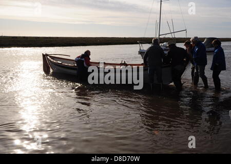 Norfolk, Regno Unito. Il 25 maggio 2013. Il primo St Ayles skiff per essere completato in Inghilterra a sud di Berwich è lanciato da Blakeney Coastal Rowing Association, North Norfolk. Credito: John Worrall /Alamy Live News Foto Stock