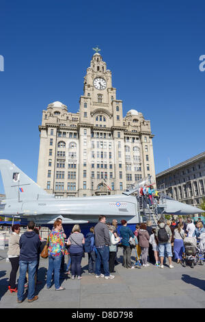 Liverpool, Regno Unito. Il 25 maggio 2013. Come parte del settantesimo anniversario della battaglia dell'Atlantico, la gente in coda per salire a bordo di un RAF Typhoon jet posizionati nella parte anteriore dell'edificio di fegato al Pier Head come parte della Banca Vacanze Weekend festival dell'attività. Credito: Andrew Paterson/Alamy Live News Foto Stock