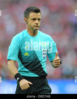 Arbitro italiano Nicola Rizzoli gesti durante il calcio UEFA per la finale di Champions League tra Borussia Dortmund e Bayern Monaco allo stadio di Wembley a Londra, Inghilterra, 25 maggio 2013. Foto: Andreas Gebert/dpa +++(c) dpa - Bildfunk+++ Foto Stock