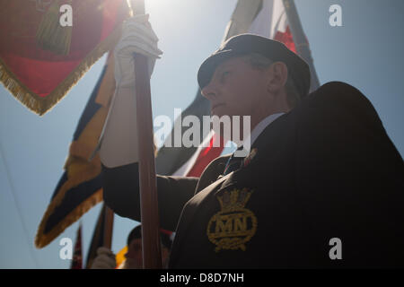 Liverpool, Regno Unito, 25 maggio 2013. La Royal Navy veterano può contenere fino a flagl come parte del settantesimo anniversario della battaglia dell'Atlantico. Foto Stock