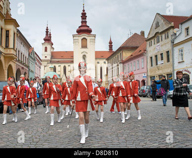 Città Zatec, Repubblica Ceca. 25 Maggio, 2013. Parade - Chmelfest Zatec in città. Credito: Vaclav Mach/Alamy Live News Foto Stock
