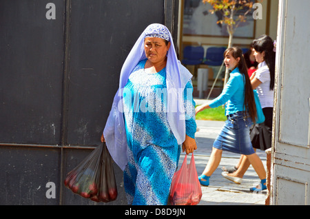 Donna uzbeka a Samarcanda Siob Bazaar Foto Stock