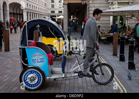 Pedicab e Driver, Covent Garden di Londra, Inghilterra Foto Stock