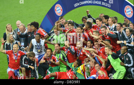 Monaco di Baviera i giocatori di celebrare con il trofeo dopo la vittoria del calcio UEFA per la finale di Champions League tra Borussia Dortmund e Bayern Monaco allo stadio di Wembley a Londra, Inghilterra, 25 maggio 2013. Foto: Peter Kneffel/dpa +++(c) dpa - Bildfunk+++ Foto Stock