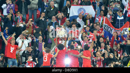 Monaco di Baviera i giocatori di celebrare con il trofeo dopo la vittoria del calcio UEFA per la finale di Champions League tra Borussia Dortmund e Bayern Monaco allo stadio di Wembley a Londra, Inghilterra, 25 maggio 2013. Foto: Peter Kneffel/dpa +++(c) dpa - Bildfunk+++ Foto Stock