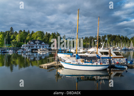 Marina, barche, Vancouver Rowing Club Pavilion, Stanley Park, Vancouver, BC, Canada Foto Stock