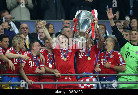 Monaco di Baviera i giocatori di celebrare con il trofeo dopo la vittoria del calcio UEFA per la finale di Champions League tra Borussia Dortmund e Bayern Monaco allo stadio di Wembley a Londra, Inghilterra, 25 maggio 2013. Foto: Friso Gentsch/dpa +++(c) dpa - Bildfunk+++ Foto Stock