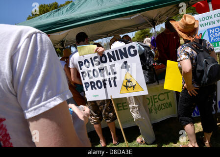 Tuscon, Arizona, Stati Uniti. 25 Maggio, 2013. Circa mille manifestanti hanno partecipato a una marcia organizzata da Monsanto libera Tucson contro OGM o organismi geneticamente modificati, il 25 maggio 2013, in Reid Park, Tucson, Arizona, Stati Uniti. Credit: Norma Jean Gargasz/Alamy live News Foto Stock