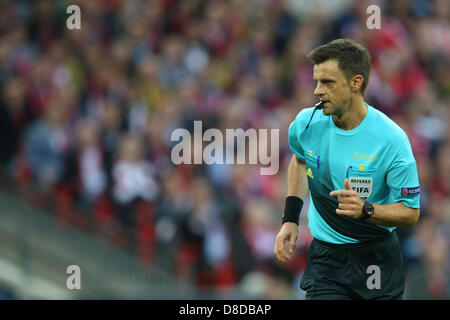 Arbitro italiano Nicola Rizzoli gesti durante il calcio UEFA per la finale di Champions League tra Borussia Dortmund e Bayern Monaco allo stadio di Wembley a Londra, Inghilterra, 25 maggio 2013. Foto: Friso Gentsch/dpa Foto Stock