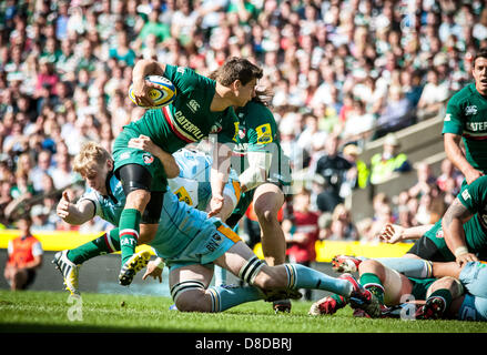 Leicester è Ben Youngs è affrontato da Northampton è ben Nutley durante la Aviva Premiership finale tra Leicester Tigers e Northampton Santi a Twickenham Stadium, London, England, Regno Unito Foto Stock