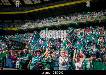 Leicester tifosi festeggiare la conquista del Aviva Premiership finale tra Leicester Tigers e Northampton Santi a Twickenham Stadium, London, England, Regno Unito Foto Stock