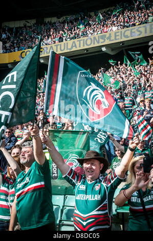 Leicester tifosi festeggiare la conquista del Aviva Premiership finale tra Leicester Tigers e Northampton Santi a Twickenham Stadium, London, England, Regno Unito Foto Stock