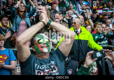 Leicester tifosi festeggiare la conquista del Aviva Premiership finale tra Leicester Tigers e Northampton Santi a Twickenham Stadium, London, England, Regno Unito Foto Stock