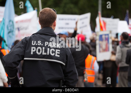 Noi Park poliziotto dimostranti di monitoraggio - Washington DC, Stati Uniti d'America Foto Stock