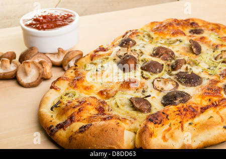 Un artigiano pizza con Funghi Shitake finocchio e mozzarella Foto Stock