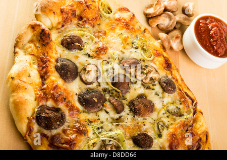 Un artigiano pizza con Funghi Shitake finocchio e mozzarella Foto Stock