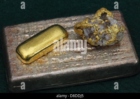 Gold e Silver bullion bars (lingotti) e ad alto grado di oro/campione di quarzo dal Nevada USA Foto Stock