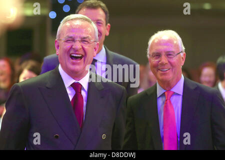 Londra, Regno Unito. 25 Maggio, 2013. Franz Beckenbauer (R), assiste con Martin Winterkorn, chief executive officer di Volkswagen AG il Bayern Monaco Champions League Finale banchetto presso la struttura Grosvenor House il 25 maggio 2013 a Londra, Inghilterra. Martin Winterkorn; Franz Beckenbauer Foto Stock