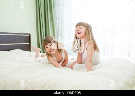 Due bambine giacente sul letto Foto Stock