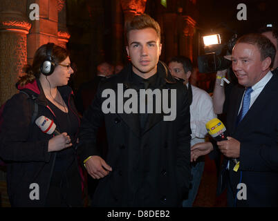 Londra, Regno Unito. 26 Maggio, 2013. Dortmund's Mario Goetze durante il club che dopo la festa al Museo di Storia Naturale di Londra, Inghilterra, 26 maggio 2013. Il Borussia Dortmund ha perso la finale di UEFA Champions League Soccer match contro FC Bayern Monaco allo stadio di Wembley a Londra il 25 maggio 2013. Foto: Federico Gambarini/dpa/Alamy Live News Foto Stock