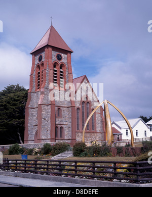 La cattedrale di Christchurch con un arco Whalebone in primo piano, Port Stanley nelle isole Falkland, UK. Foto Stock