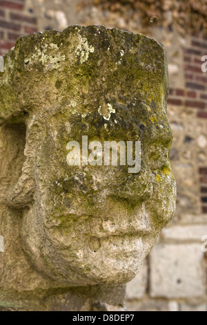 Scultura nel Jardin André Maurois, vicino Museo dipartimentale delle antichità, Rouen, Normandia, Francia Foto Stock