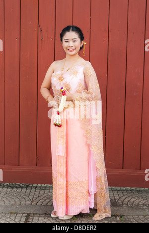 Asian Thai woman/Sposa in matrimonio Tailandese tuta è azienda ghirlanda fiorita. Foto Stock