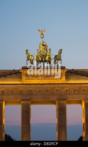 Brandenburger Tor la Porta di Brandeburgo Quadriga statue di quattro cavalli e carri sulla parte superiore del cancello di notte Mitte Berlino Germania Foto Stock