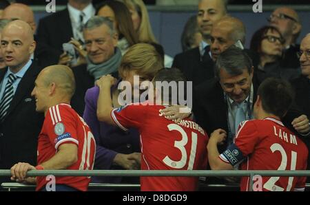 Il cancelliere tedesco Angela Merkel (CDU) abbraccia Monaco di Baviera Bastian SCHWEINSTEIGER dopo aver vinto il calcio UEFA per la finale di Champions League tra Borussia Dortmund e Bayern Monaco allo stadio di Wembley a Londra, Inghilterra, 25 maggio 2013. Foto: Andreas Gebert Foto Stock