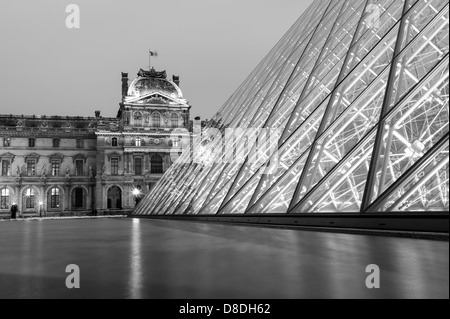 Museo del Louvre e la Piramide di notte a Parigi. Foto Stock