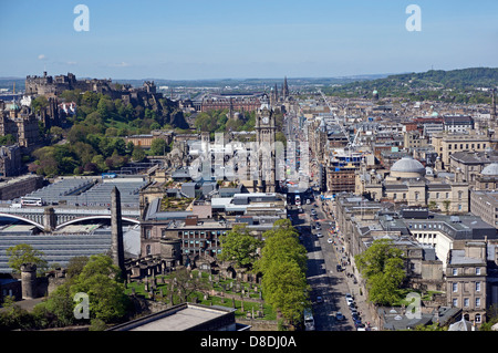 Vista verso Princes Street di Edimburgo in Scozia dal Monumento Nelson su Calton Hill Foto Stock