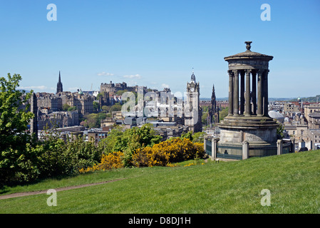 La visualizzazione classica del centro di Edimburgo dal Calton Hill con Dugald Stewart Memorial a destra Foto Stock