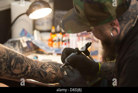 Londra, Regno Unito. 26 Maggio, 2013. Immagine: degli artisti del tatuaggio al lavoro. Il grande British Tattoo Show avviene a Alexandra Palace di Londra, Regno Unito. Foto: Nick Savage/Alamy Live News Foto Stock