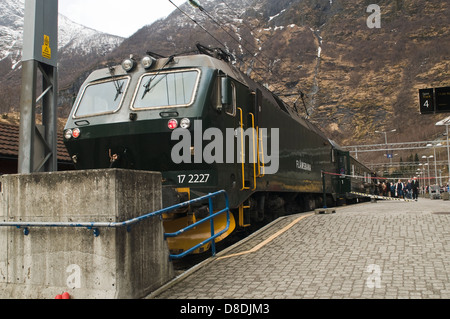 Treno sulla piattaforma di montagna Foto Stock