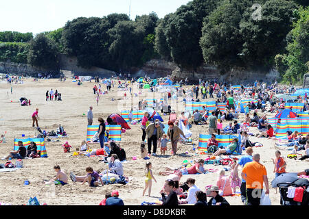 Barry Island, Regno Unito. 26 Maggio, 2013. Tempo caldo sulla banca vacanze weekend porta la folla fuori a godersi il sole a Barry Island Beach in Galles. PIC: Matteo Horwood/ Alamy Live News. Foto Stock