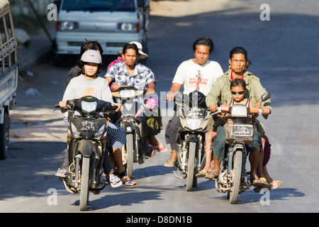 Caotico traffico stradale sulle strade di Mandalay, Myanmar - l'onnipresente ciclomotori 2 Foto Stock