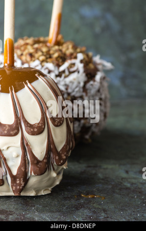 Dolce al cioccolato o caramello ricoperto di mele con dadi Foto Stock