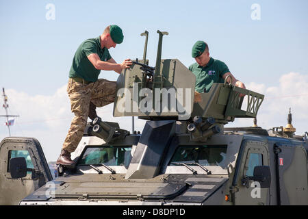 Liverpool, Merseyside, Regno Unito, 26 maggio 2013. Viking veicolo blindato dei Royal Marines presso il settantesimo anniversario della battaglia di Atlantic parte del Liverpool Waterfront evento. La battaglia dell'Atlantico è stata la più lunga continua la campagna militare della seconda guerra mondiale ed è stato determinante per il successo complessivo delle forze alleate. Foto Stock