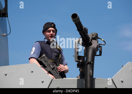 Liverpool, Merseyside, Regno Unito, 26 maggio 2013. Pistola Phlanx sul dispositivo HMS Pembroke al settantesimo anniversario della battaglia di Atlantic parte del Liverpool Waterfront evento. La battaglia dell'Atlantico è stata la più lunga continua la campagna militare della seconda guerra mondiale ed è stato determinante per il successo complessivo delle forze alleate. Foto Stock