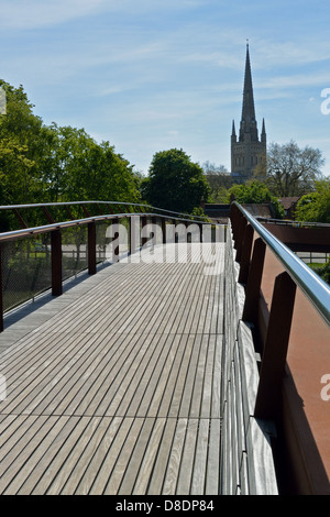 Guardando lungo Pietro ponte che attraversa il fiume Wensum, con la guglia di Norwich Cathedral oltre Foto Stock