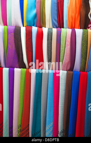 Colorato cashmere scialli appesi insieme sullo sfondo Foto Stock