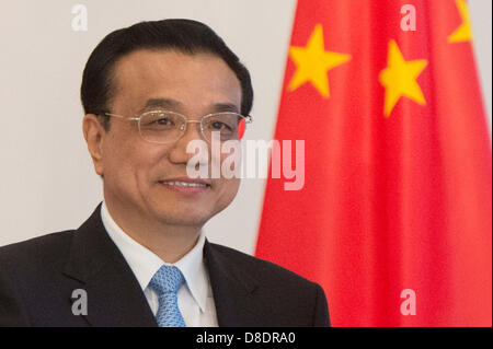 Il nuovo Premier cinese LI Keqiang è ricevuto dal Presidente tedesco presso il Palazzo Bellevue a Berlino, Germania, 26 maggio 2013. Il premier cinese è incontro con il Cancelliere Merkel durante la sua prima visita ufficiale in Germania. Foto: MAURIZIO GAMBARINI Foto Stock