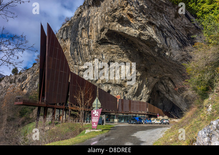 Grotta di Niaux ingresso, Tarascon sur Ariège, Pirenei francesi, Francia con dipinti rupestri dal periodo Magdalenian. Foto Stock