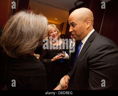 Sindaco di Newark Cory Booker assiste il New Jersey società palla a beneficio di uragano vittime di sabbia a Washington D.C. domenica Jan Foto Stock