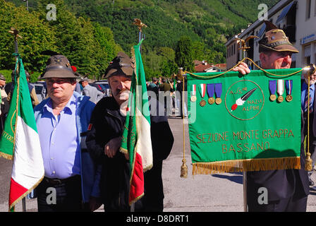 Veneto, Italia. 26 Maggio, 2013. Follina austro-ungarico guerra mondiale un cimitero. Xxii Austro-Italian celebrazione congiunta per la pace. Autorità civili e militari dei paesi europei hanno partecipato la cerimonia di oggi e di un comune servizio religioso è stato celebrato dai funzionari di cinque culti presso l'impero austro-ungarico cimitero di guerra di Follina. Organizzazione di Mario Eichta e Osterreichisches Schwarzes Kreuz. Foto Stock